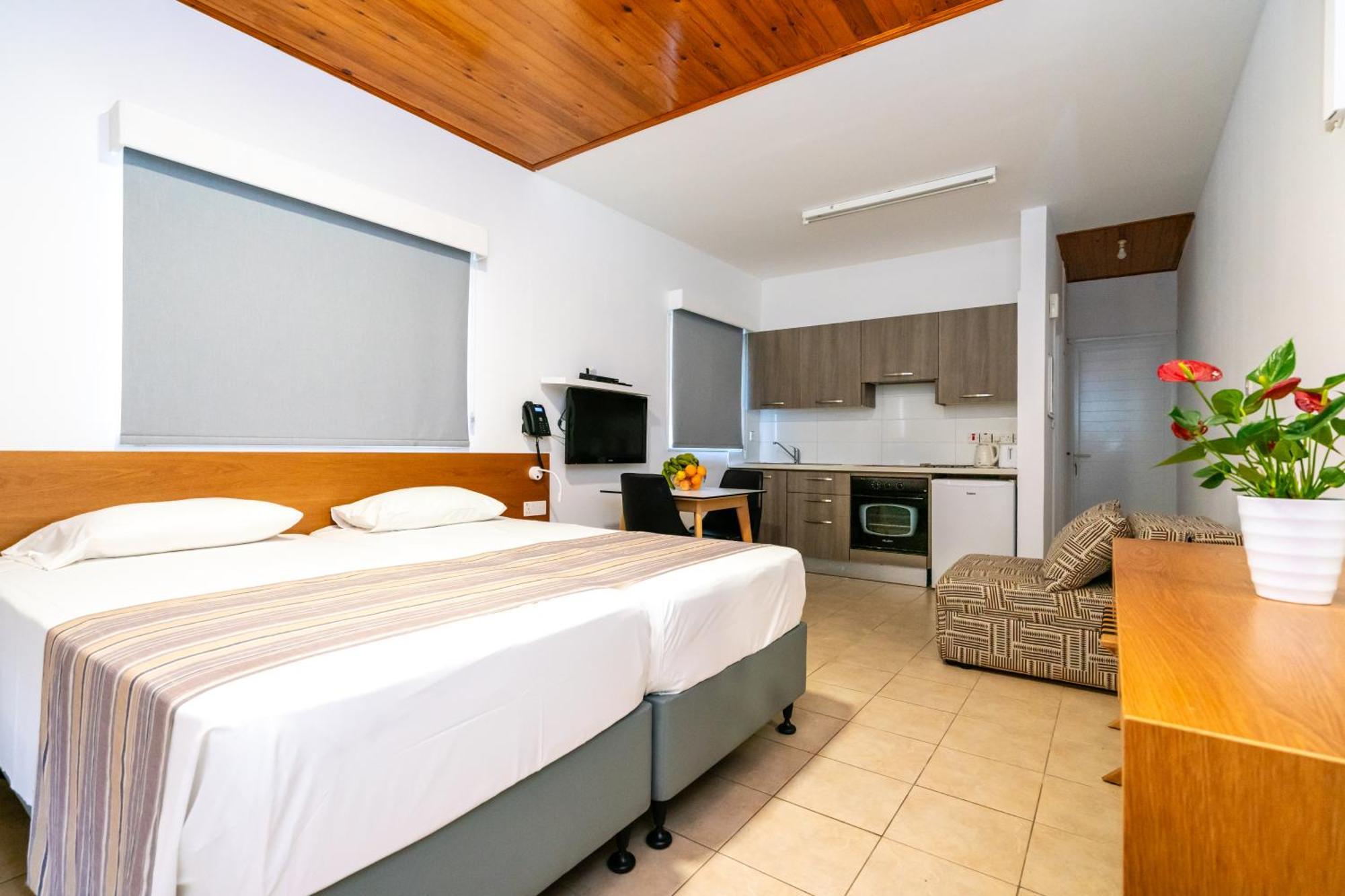 Helios 2 Apartment Paphos Exterior photo